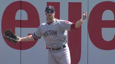 Nava's catch-turned-drop costs Red Sox dearly