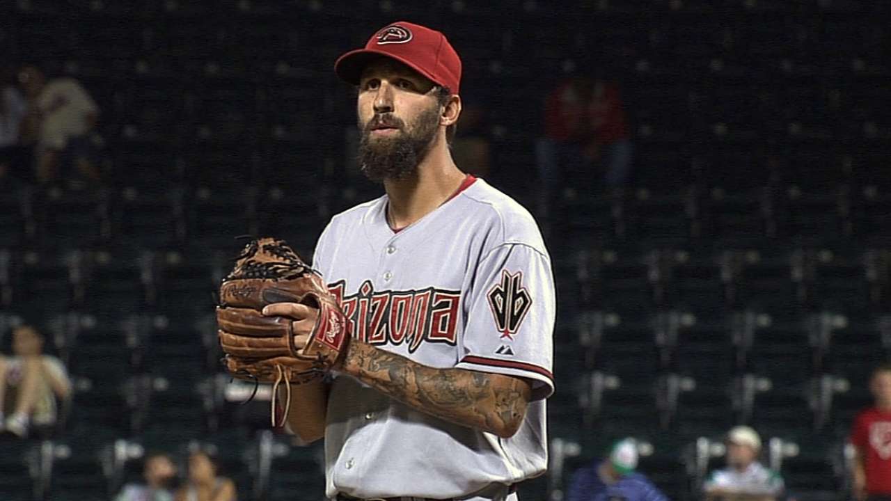 Marlins sign reliever Roe to Minor League deal