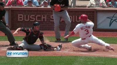 Cardenales barren a Marlins en encuentro cerrado