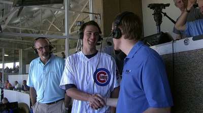 Cubs players give Bryant special welcome to Wrigley