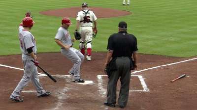 Choo celebrates birthday by extending hitting streak