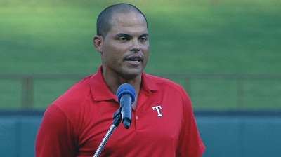 Pudge joins Rangers greats in club Hall of Fame