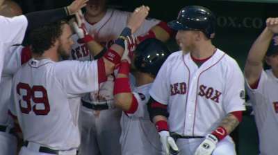 Victorino uses shift to steal home