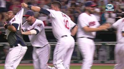 HR de Santana decide triunfo de Indios en la 10ma