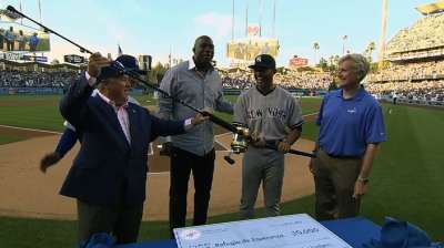 Mo shares time with Dodgers employees