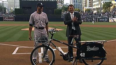 Padres, Hoffman honor Mariano in ceremony