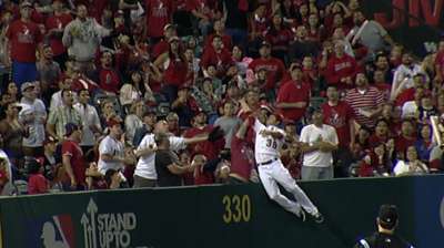 Shuck leaps over wall for amazing catch