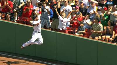 Victorino goes all out to make leaping grab