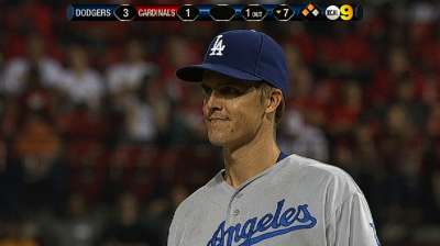 Defense comes to Greinke's aid to extend road streak