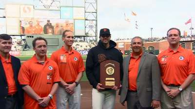 Zito receives Lou Gehrig Award for giving