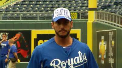 Royals sport fashionable hats in batting practice