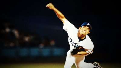 Nomo given pregame tribute at Dodger Stadium