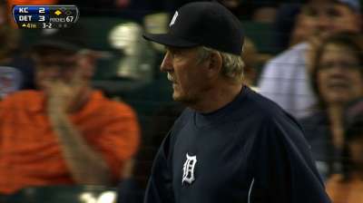 Leyland, Pena ejected as umpires miss foul ball
