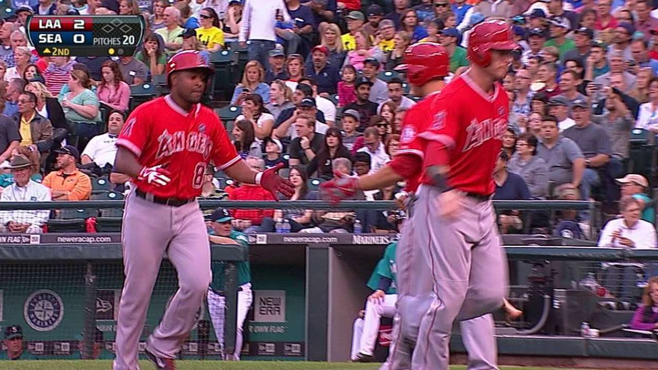 Reds invite free agent Nelson to big league camp