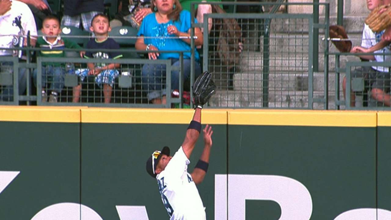 Endy returns to Seattle on Minor League deal