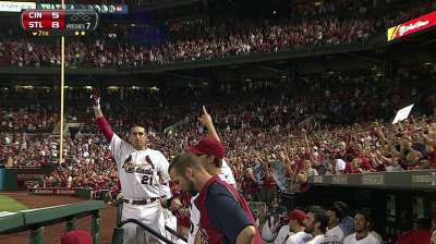 Cardenales vencen a Rojos y se adueñan de la cima