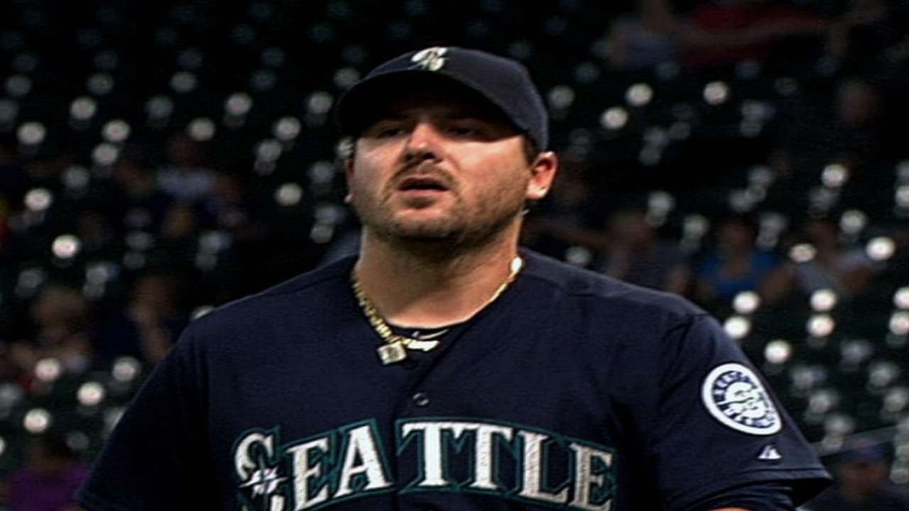 Rangers sign veteran left-hander Saunders