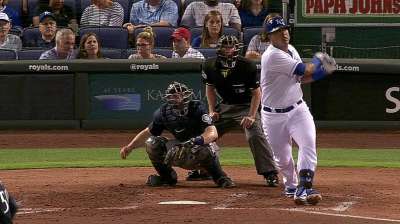 Royals keep playoff pushing by beating M's
