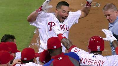 Galvis picks up Papelbon as Phils top Braves