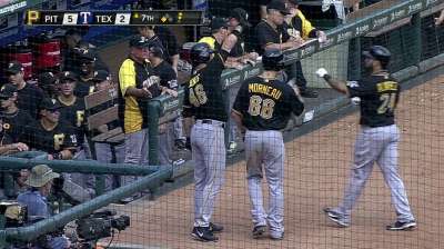 Piratas responden y sacan las escobas en Texas