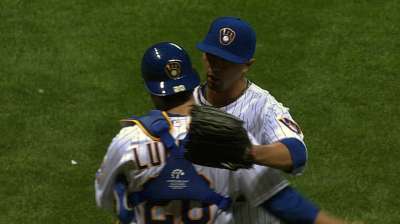Lohse's gem, Gomez's stellar day lead Brewers