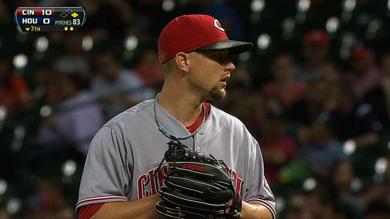 Reds avoid arbitration with Leake, LeCure, Simon