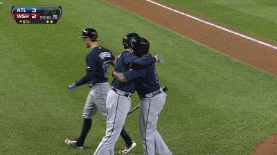 J. Upton, Uggla impulsan a Bravos sobre Nacionales
