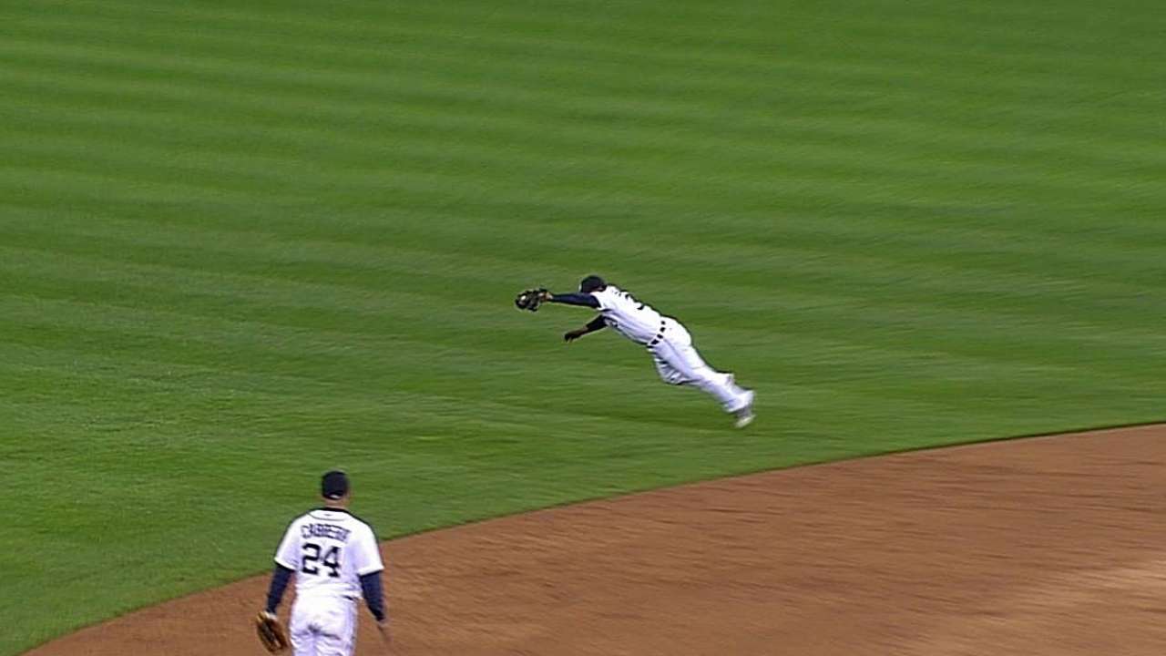 Reds find potential backup shortstop in Santiago