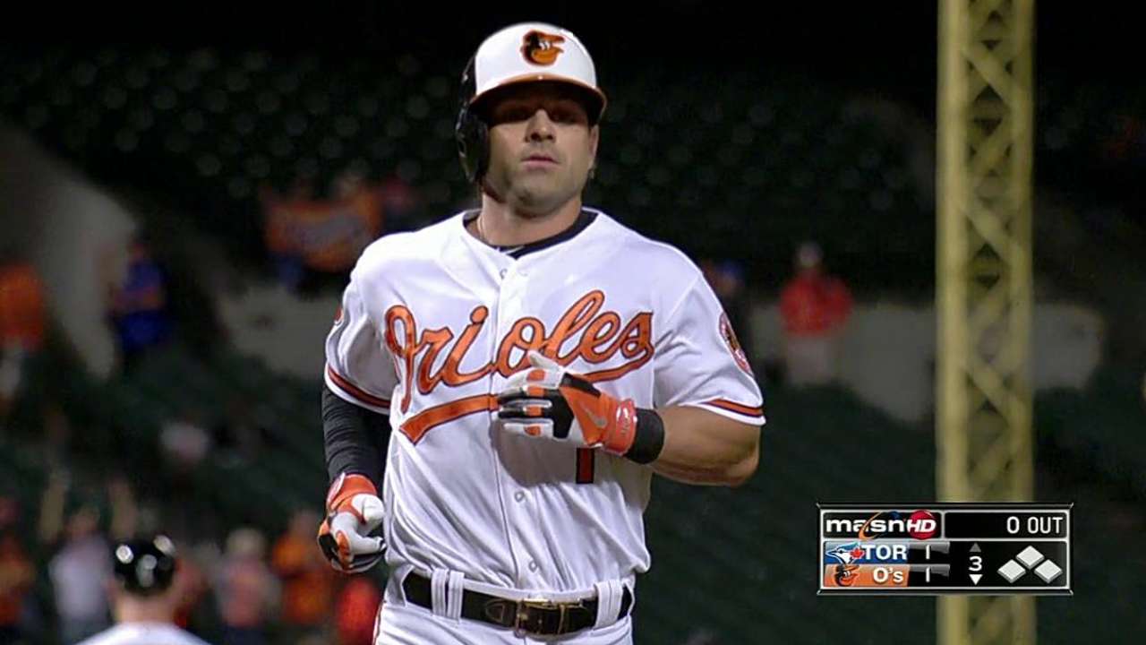 Roberts officially signs one-year deal with Yankees