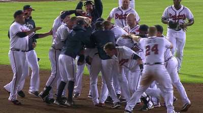 Braves walk off to maintain NL's best mark