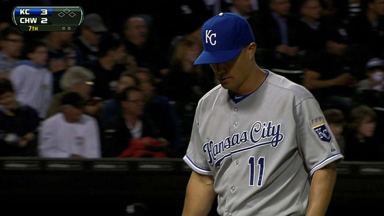 Royals, veteran Guthrie restructure contract