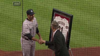 Astros honor Pettitte, present him with '04 jersey