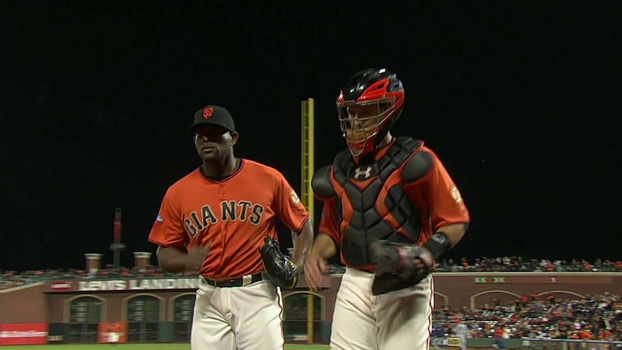 Santiago Casilla avoids visa delay, makes it to camp