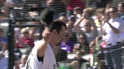Mum on future, Konerko leaves finale to ovation