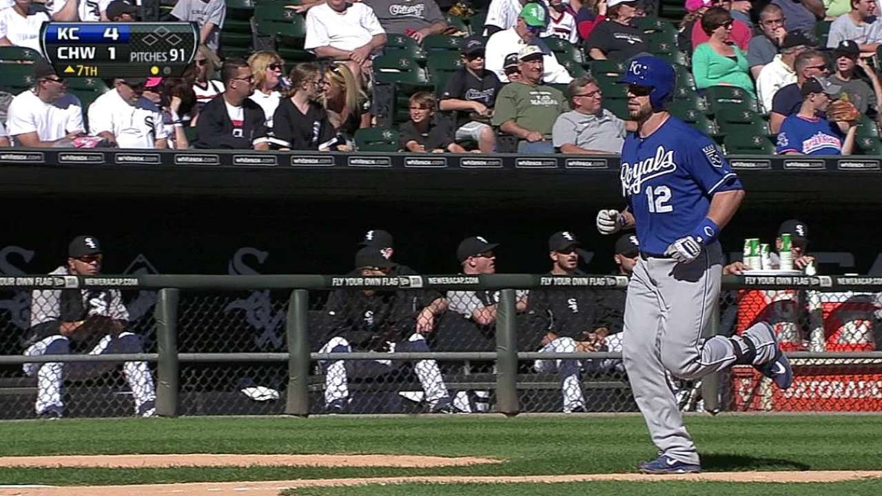 Hayes returning to Royals with one-year deal