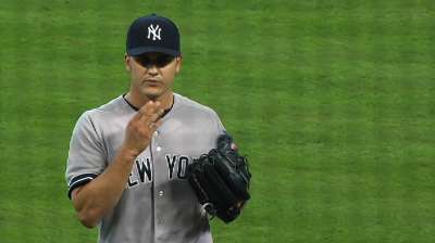 Cubs claim righty Marshall, lose Hendriks to O's