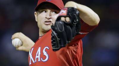 Rangers re-sign reliever Frasor for 2014