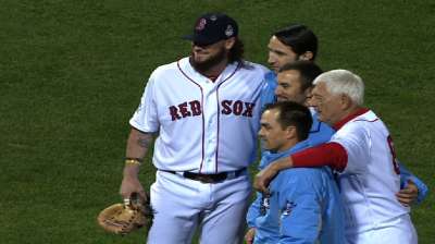 Yaz joins cause as MLB pitches in for veterans