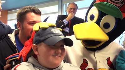 Ozzie brightens sick kids' spirits on eve of Game 3