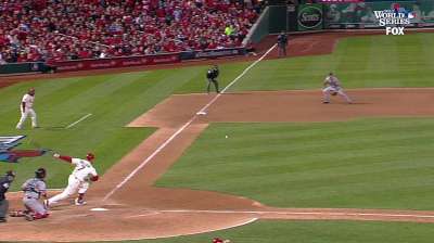 Holliday continues to swing hot bat in Fall Classic