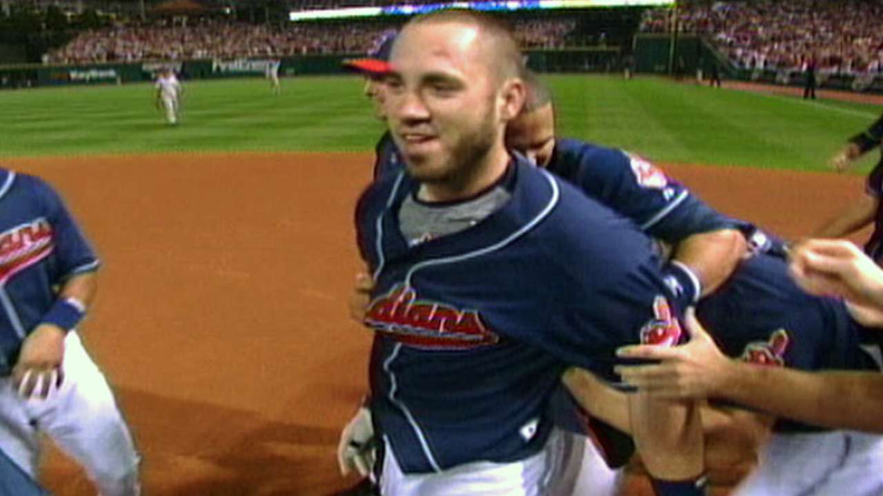 Hafner's single wins Game 2