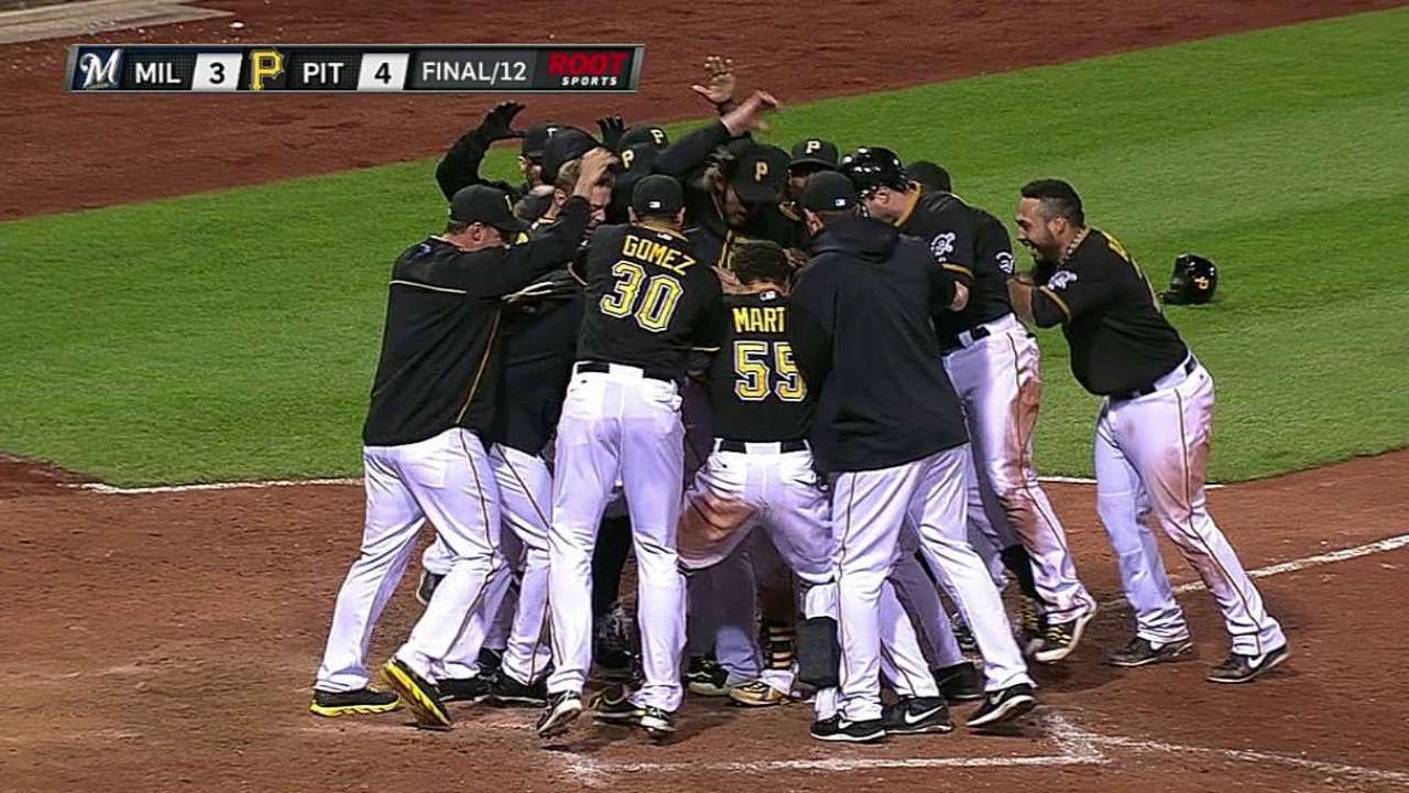 McCutchen deja tendidos a Cerveceros en la 12ma