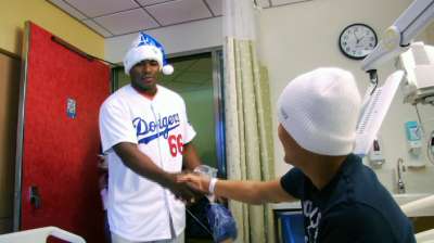 Puig visita, reparte regalos en Hospital de Niños de L.A.