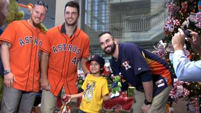 Astros bring holiday cheer to Ronald McDonald House