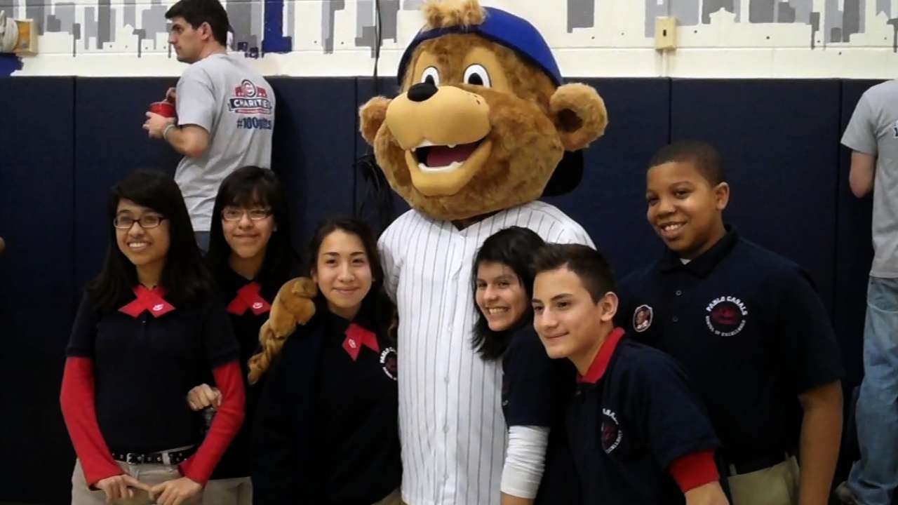 Cubs Caravan makes stop at Chicago school