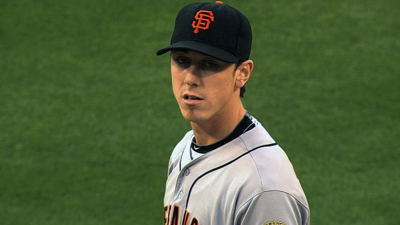 Lincecum warms up for spring in Seattle warehouse