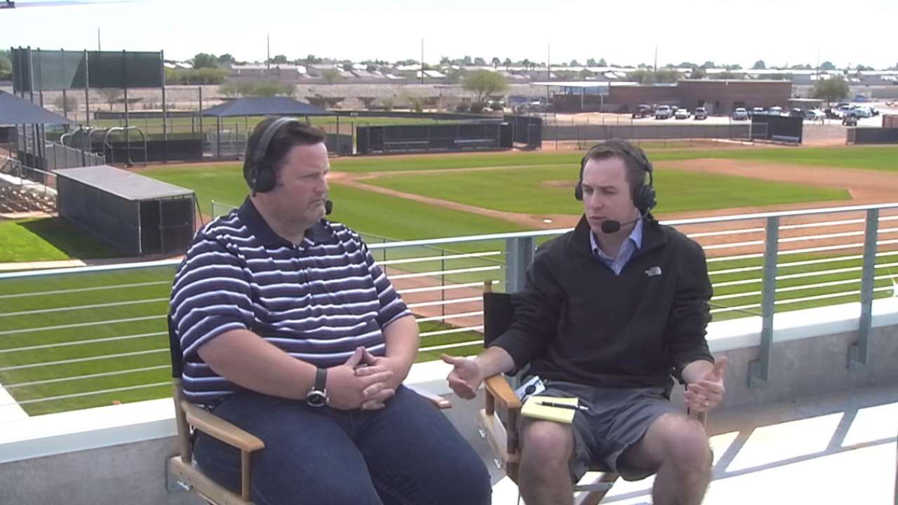 Versatile Gonzalez back with Padres, hoping to stick