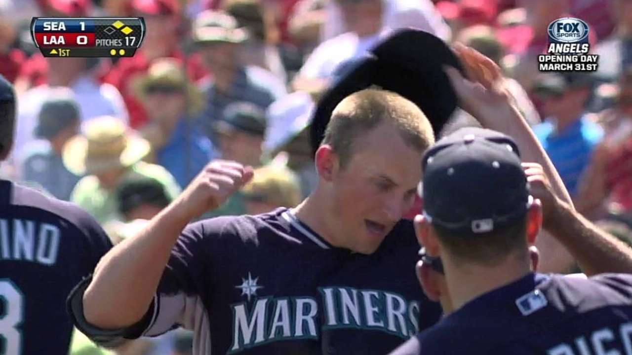 Non-roster invitee Elias impresses in first spring start