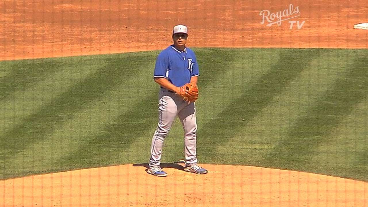 Royals' bats erupt early, late to sink Padres