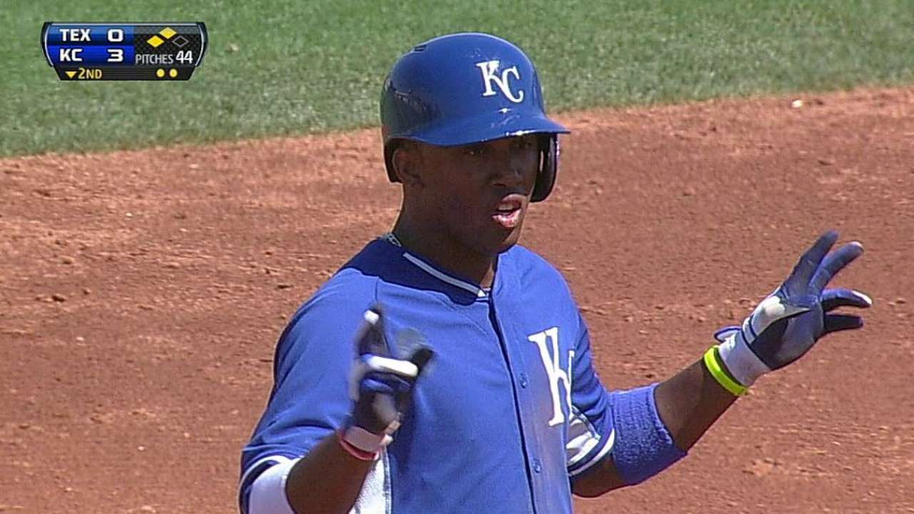 Vargas, Escobar carry Royals past Rangers